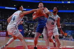 爱游戏娱乐-青岛队大胜江西队，锋线表现出色