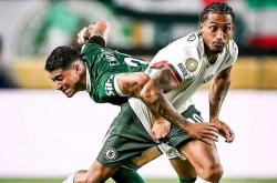 爱游戏官网-良好配合令人赞叹，双方球队错失破门良机