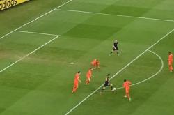 爱游戏竞技-足球场上的精彩瞬间，华丽技术展示犹如绝世王者的简单介绍