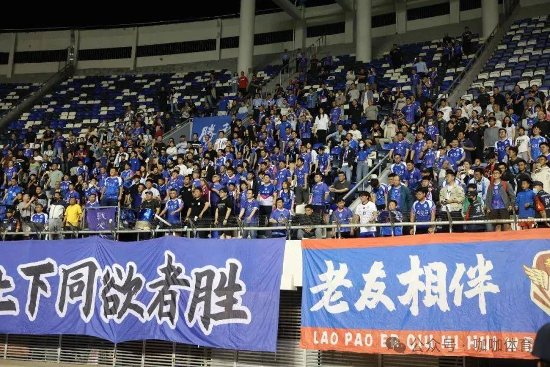 包含火爆赛事掀起球迷狂热，场下助威声不断的词条