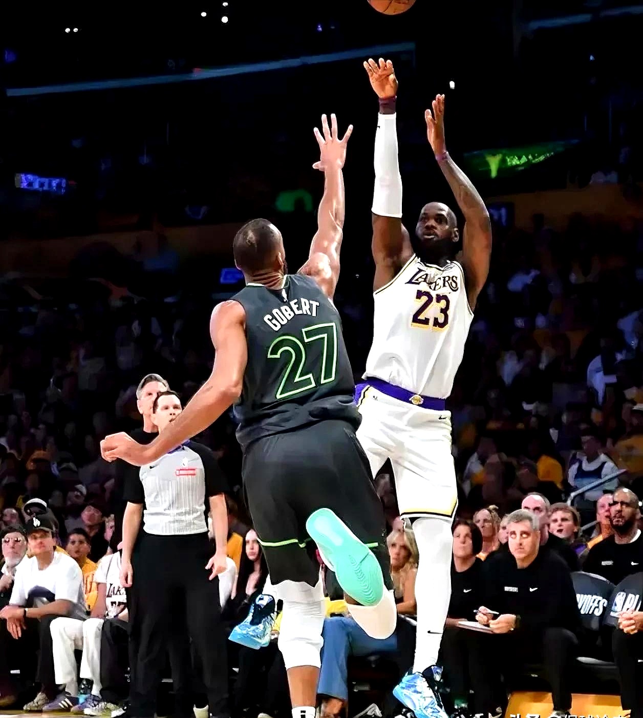 湖人大胜森林狼,继续保持不败 湖人大胜森林狼,继续保持不败