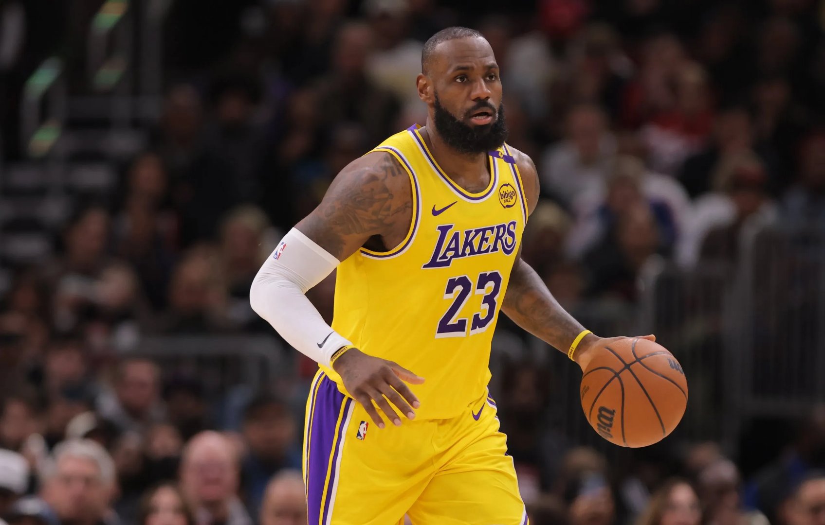 包含曼巴日詹姆斯32分，湖人险胜掘金的词条