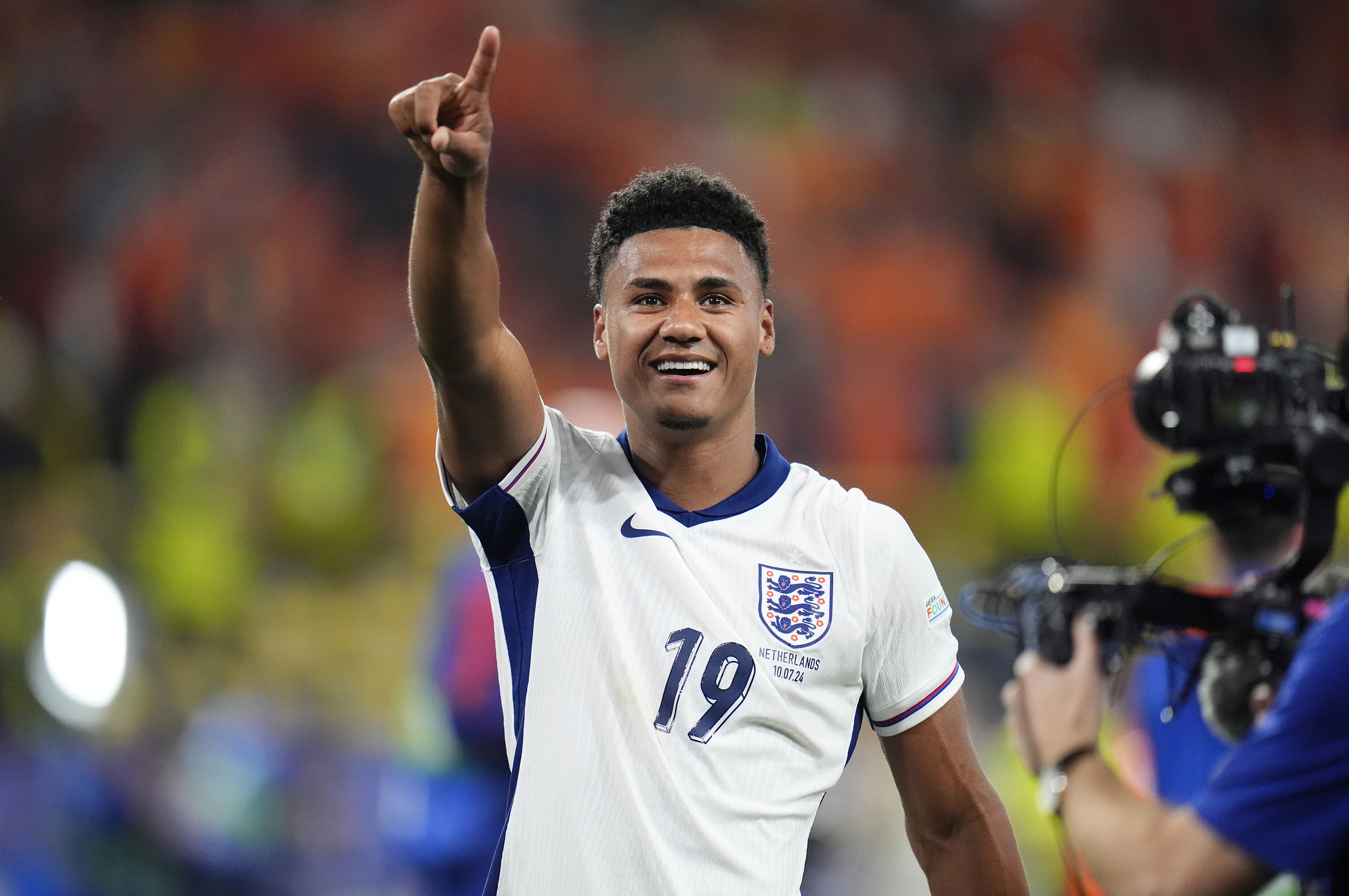 英格兰国家队表现出色，成功晋级下一轮