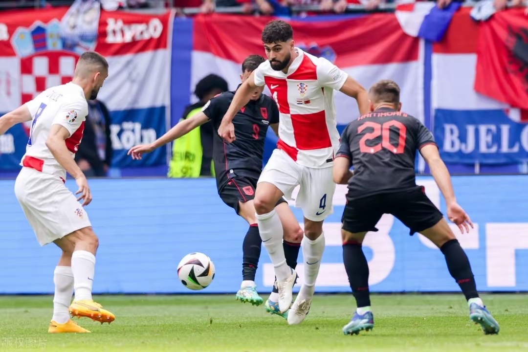 足球场上的激烈角逐让人目不转睛的简单介绍