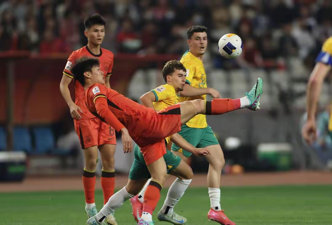 赛场上的激情燃烧,球员们敢于拼搏的简单介绍 赛场上的激情燃烧,球员们敢于拼搏的简单介绍