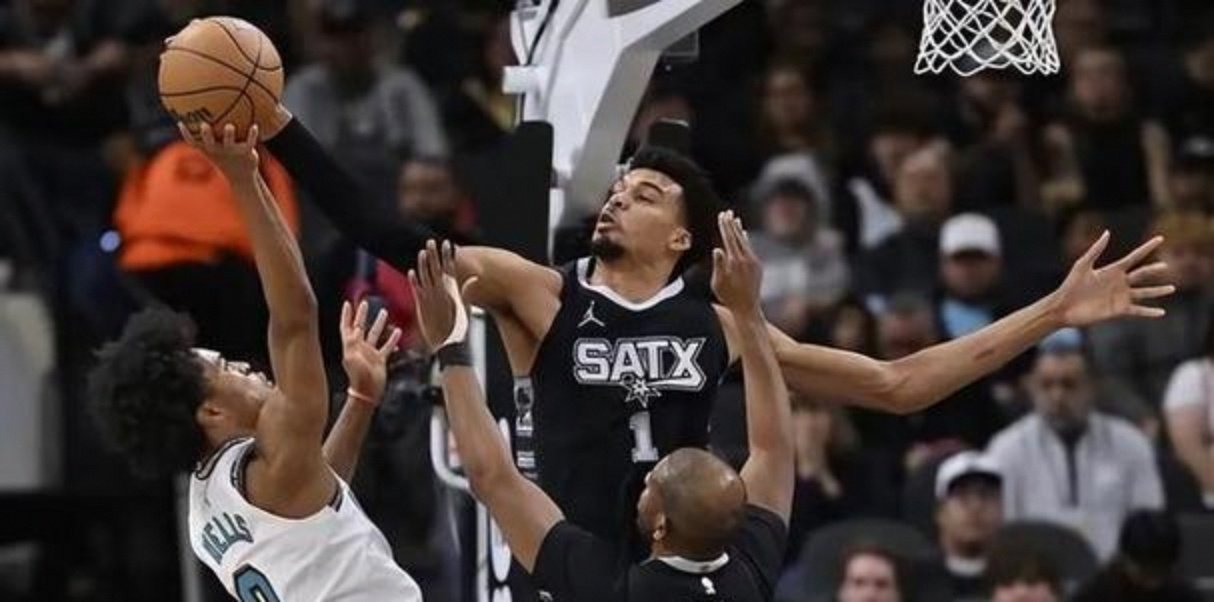 灰熊关键时刻失误,遭遇逆转惨败 灰熊关键时刻失误,遭遇逆转惨败