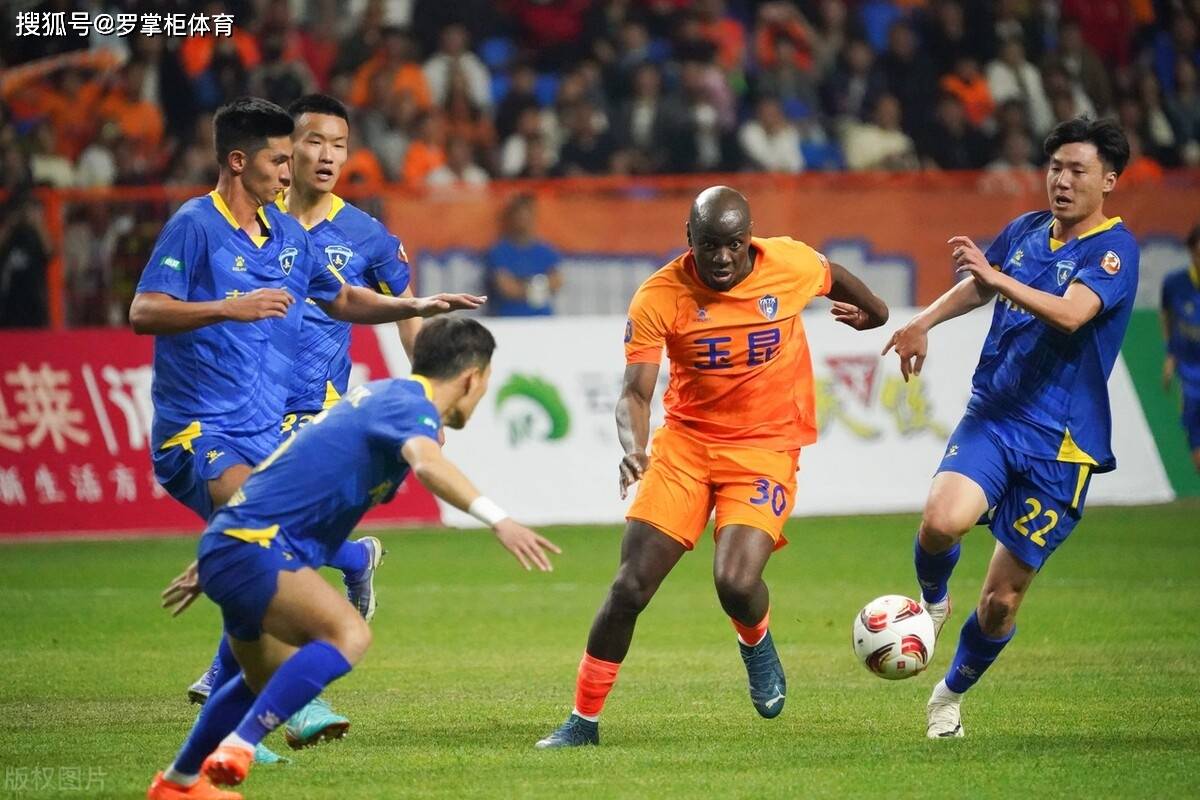 包含深圳佳兆业客场逼平山东鲁能，保持不败势头的词条