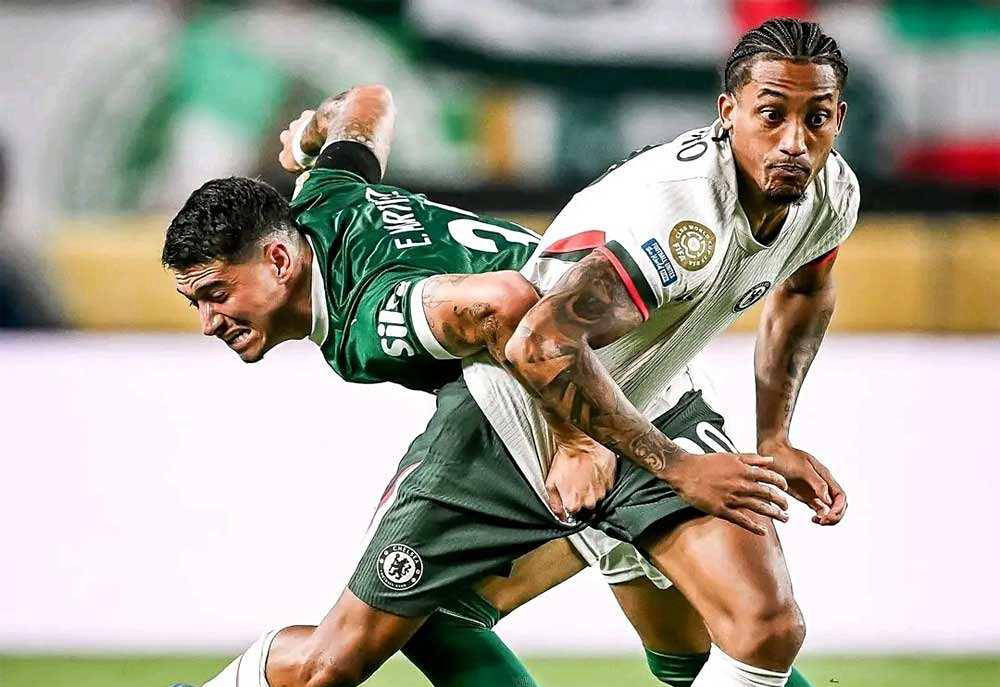 良好配合令人赞叹，双方球队错失破门良机