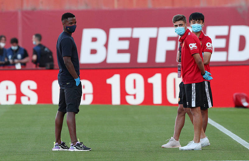 包含阿尔维斯主场告捷，争取保级机会的词条